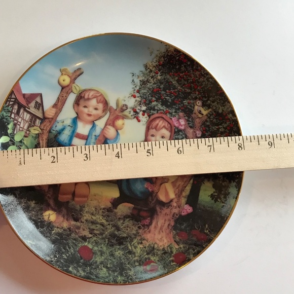 M.J. HUMMEL Plate Decor Apple Tree Boy and Girl Danbury Mint 8” Round - Picture 8 of 9
